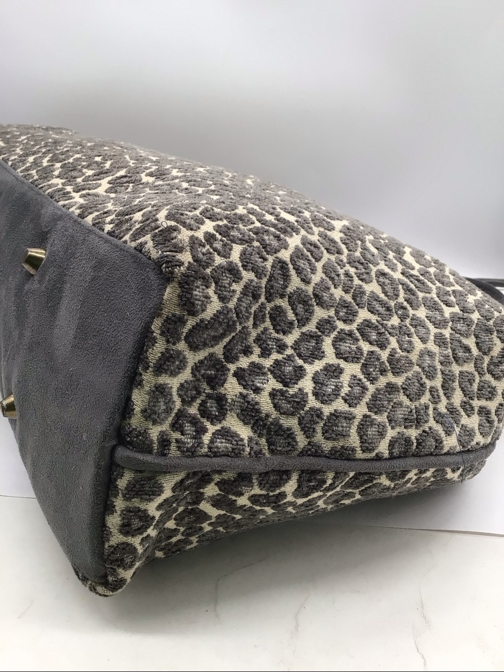 Atenti Weekend Overnight Gray Leopard Print Bag - Picture 9 of 10